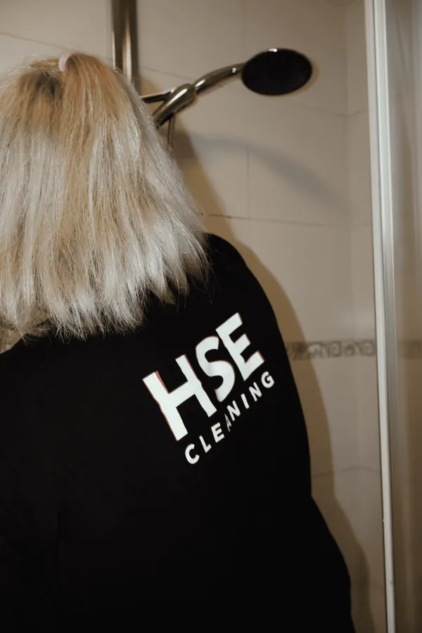 Djelatnica HSE Cleaninga čisti tuš kabinu