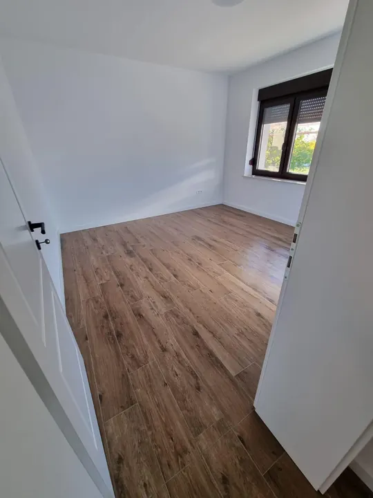Stan nakon građevinskih radova, očišćen pod i prozori